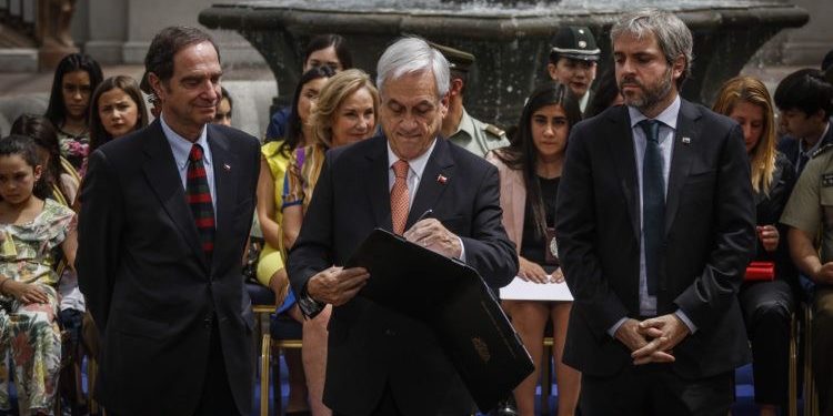 Piñera firmó proyecto de ley que fortalece estatuto de protección de Carabineros, PDI y Gendarmería