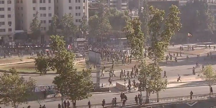 Hombre muere en las cercanías de Plaza Baquedano en Santiago durante manifestaciones