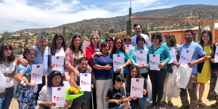 Bienes Nacionales entregó títulos de dominio a damnificados de Callejón Cabrera en Limache