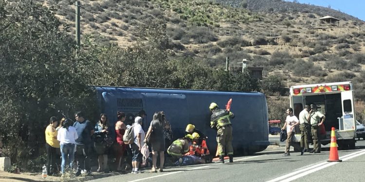 Volcamiento de bus en cuesta La Dormida de Olmué deja dos lesionados