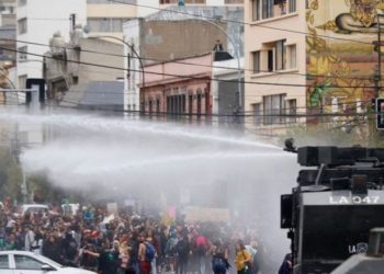 Ministerio del Interior, Salud y Carabineros serán oficiados nuevamente por el INDH por composición química que usa el carro lanza aguas