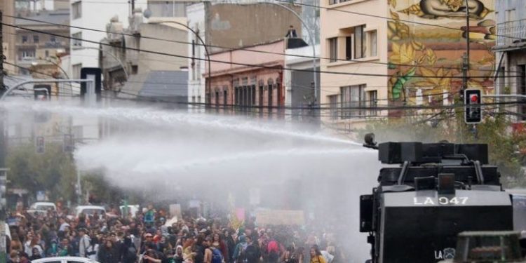 Ministerio del Interior, Salud y Carabineros serán oficiados nuevamente por el INDH por composición química que usa el carro lanza aguas