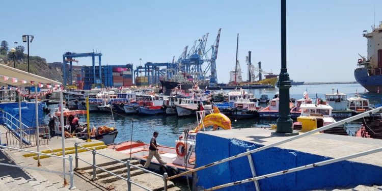 Fuerte impacto en la economía familiar: lancheros de Muelle Prat han recibido hasta un 90% menos de turistas tras estallido social