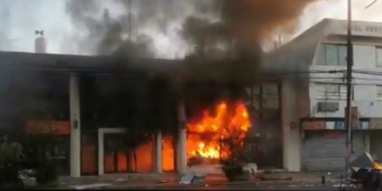 Detienen a dos sujetos por incendio y saqueo de sucursal Banco Estado de Villa Alemana