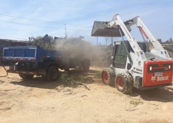 Municipalidad de Valparaíso trabaja con maquinaria pesada para limpiar escombros dejados por incendio