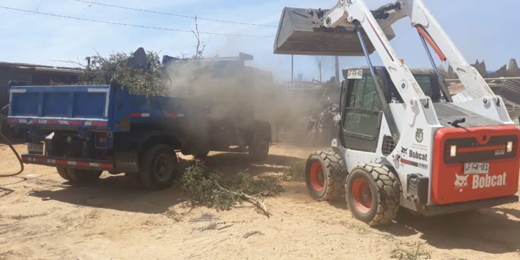 Municipalidad de Valparaíso trabaja con maquinaria pesada para limpiar escombros dejados por incendio