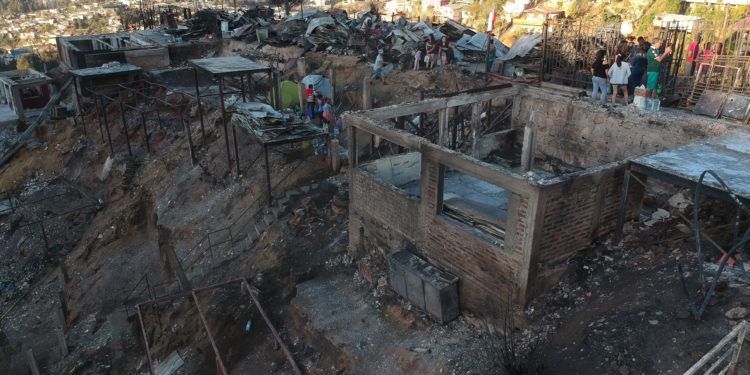 Desafío Levantemos Chile lanza campaña para ayudar a damnificados por incendio en Valparaíso