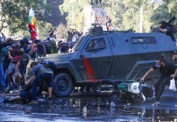 Con firma mensual quedó carabinero formalizado por atropellar a manifestante en Plaza Italia