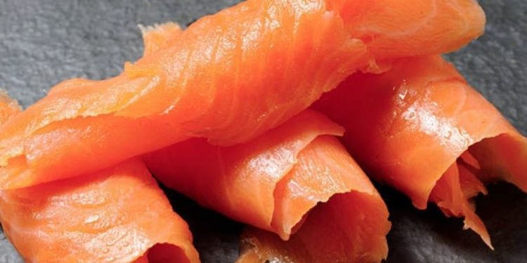 Por presencia de listeria, ordenan sacar del mercado algunos lotes de salmón ahumado