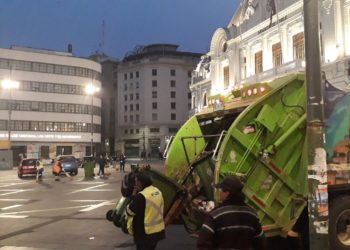A las tres de la madrugada comenzó labor de trabajadores del aseo para limpiar las calles de Valparaíso después del Año Nuevo