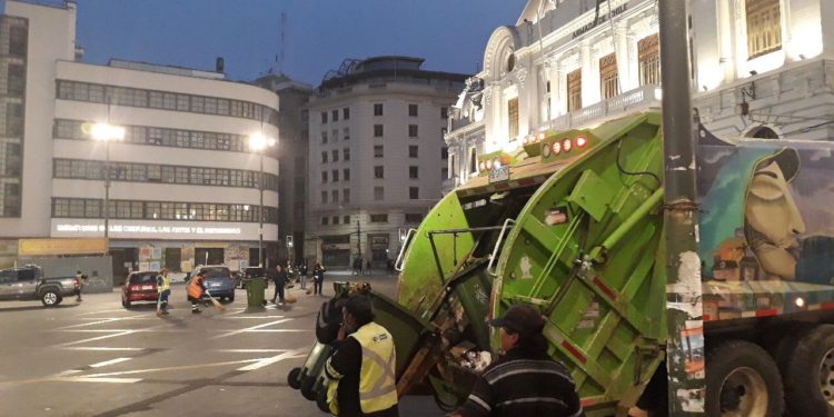 A las tres de la madrugada comenzó labor de trabajadores del aseo para limpiar las calles de Valparaíso después del Año Nuevo