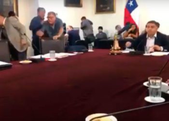 Manifestantes irrumpen en Concejo y desde la Municipalidad de Valparaíso acusan que son personas «vinculadas a la derecha local»