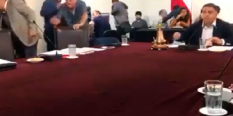 Manifestantes irrumpen en Concejo y desde la Municipalidad de Valparaíso acusan que son personas «vinculadas a la derecha local»