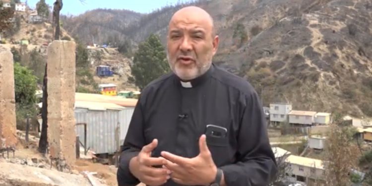 Con su particular estilo: hasta con paya incluida padre Óscar Zamora insta a los porteños a seguir apoyando a damnificados por incendio