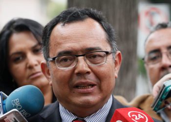 Intendente Martínez descarta dar un paso al costado tras peticiones de renuncia