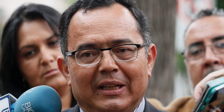 Intendente Martínez descarta dar un paso al costado tras peticiones de renuncia