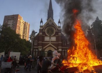 Detienen a sospechoso de incendiar la iglesia institucional de Carabineros en Santiago
