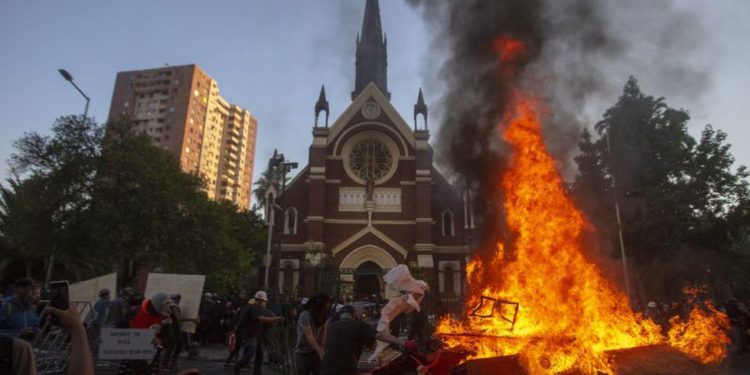 Detienen a sospechoso de incendiar la iglesia institucional de Carabineros en Santiago