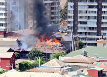 Cuatro viviendas quemadas deja incendio en el centro de Viña del Mar: acusan que grifos no funcionaron