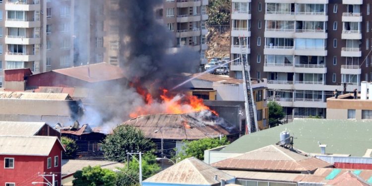 Cuatro viviendas quemadas deja incendio en el centro de Viña del Mar: acusan que grifos no funcionaron
