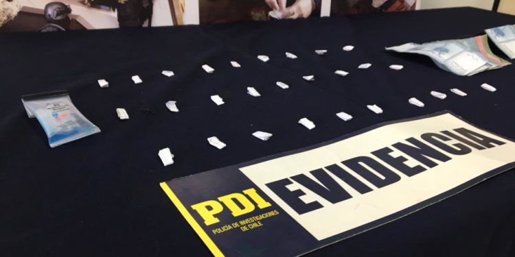 Detienen a pareja que usaba puesto de frutas como fachada para vender droga en Valparaíso