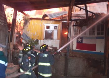 Incendio estructural consume dos casas en sector Granadilla 2 en Viña del Mar