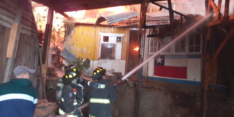 Incendio estructural consume dos casas en sector Granadilla 2 en Viña del Mar