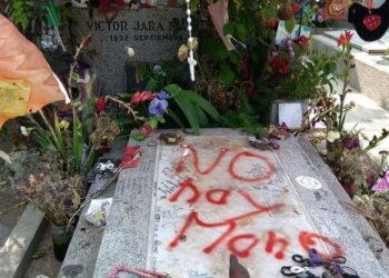 Vandalizan tumba de Víctor Jara con rayado que contiene ofensiva frase