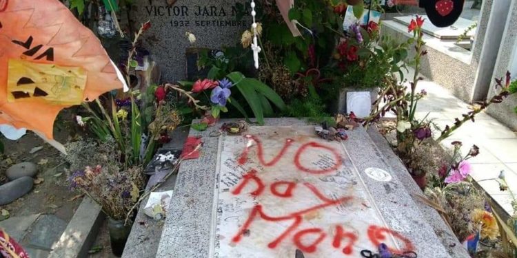 Vandalizan tumba de Víctor Jara con rayado que contiene ofensiva frase