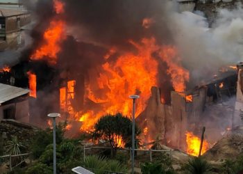 Incendio afecta a cinco viviendas del cerro Larraín de Valparaíso y mantiene cortado el suministro eléctrico en el sector