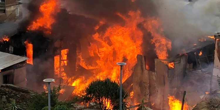 Incendio afecta a cinco viviendas del cerro Larraín de Valparaíso y mantiene cortado el suministro eléctrico en el sector