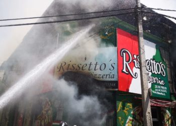 Cuatro locales comerciales son afectados por incendio en Valparaíso