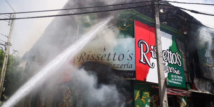 Cuatro locales comerciales son afectados por incendio en Valparaíso