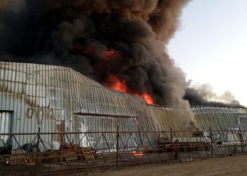 Incendio afecta a bodegas en Placilla y deja gigantesca columna de humo visible desde distintos puntos de Valparaíso