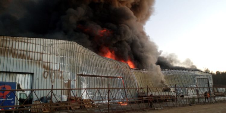 Incendio afecta a bodegas en Placilla y deja gigantesca columna de humo visible desde distintos puntos de Valparaíso