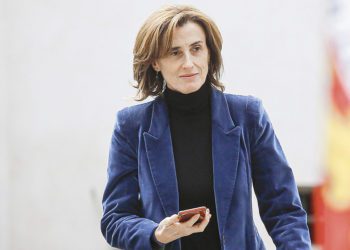 Ministra de Educación presenta querella invocando Ley de Seguridad del Estado por afiche en que se le apunta con un arma de fuego