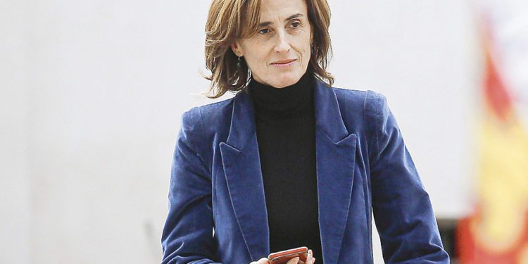 Ministra de Educación presenta querella invocando Ley de Seguridad del Estado por afiche en que se le apunta con un arma de fuego