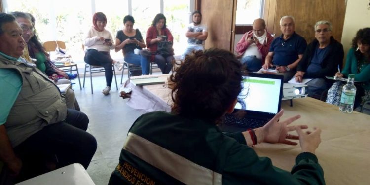 CONAF realiza charla de prevención de incendios forestales a dirigentes vecinales de Valparaíso