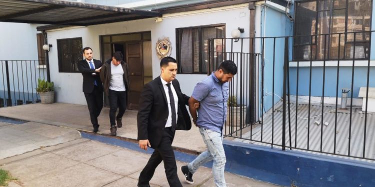 En prisión preventiva quedan dos sujetos detenidos por robo con intimidación contra conductor de microbús en Valparaíso