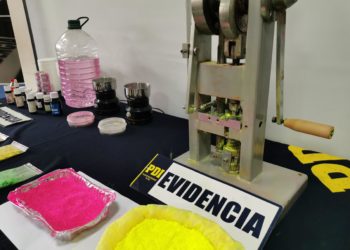 Detienen a cinco personas tras incautar máquina para fabricar pastillas de éxtasis