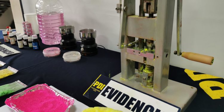Detienen a cinco personas tras incautar máquina para fabricar pastillas de éxtasis