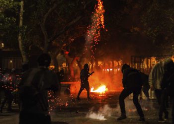 Con desórdenes y mobiliario público destruido terminaron festejos de Año Nuevo en Valparaíso