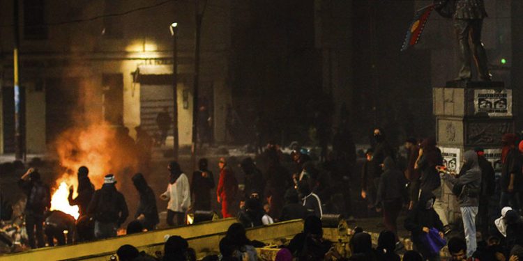 Con desórdenes y mobiliario público destruido terminaron festejos de Año Nuevo en Valparaíso