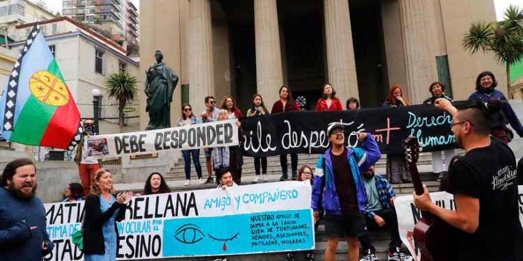 Familia de joven viñamarino que perdió visión de un ojo presenta recurso de protección para impedir uso de bombas lacrimógenas en manifestaciones