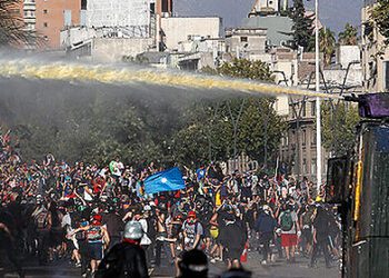 Carabineros reconoce inusual color en líquido del carro lanza aguas durante manifestación en Plaza Italia
