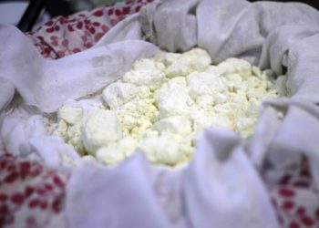 Mujer fue detenida con cocaína oculta en el interior de un tarro de café de una encomienda