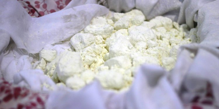 Mujer fue detenida con cocaína oculta en el interior de un tarro de café de una encomienda