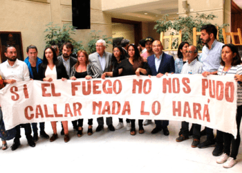 Damnificados por incendio en cerro Rocuant y San Roque increpan a ministros Blumel y Ward en el Congreso