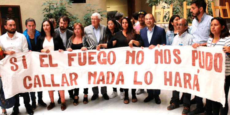 Damnificados por incendio en cerro Rocuant y San Roque increpan a ministros Blumel y Ward en el Congreso