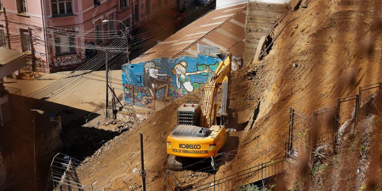 Por peligro de colapso 40 viviendas deben ser demolidas en Valparaíso